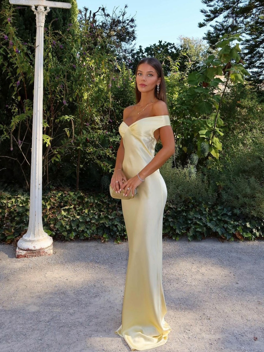 Abito da sposa a sirena con spalle scoperte e gonna svasata
