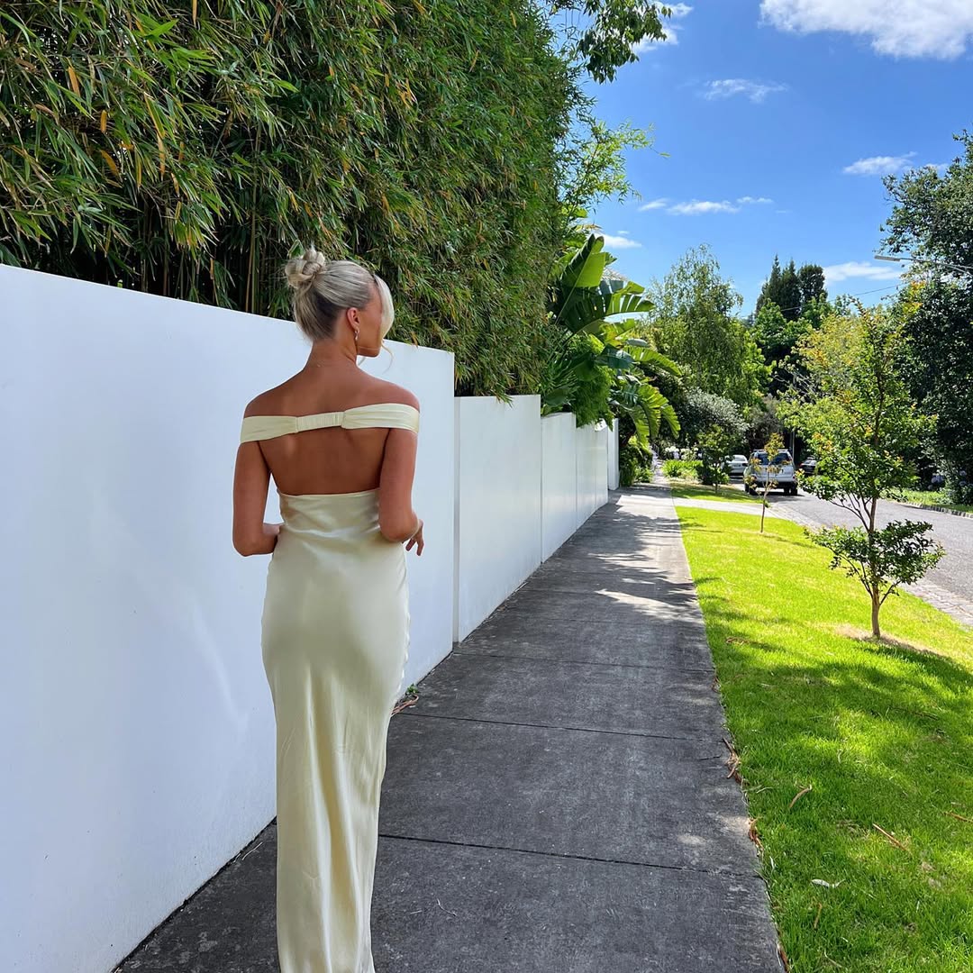 Abito da sposa a sirena con spalle scoperte e gonna svasata