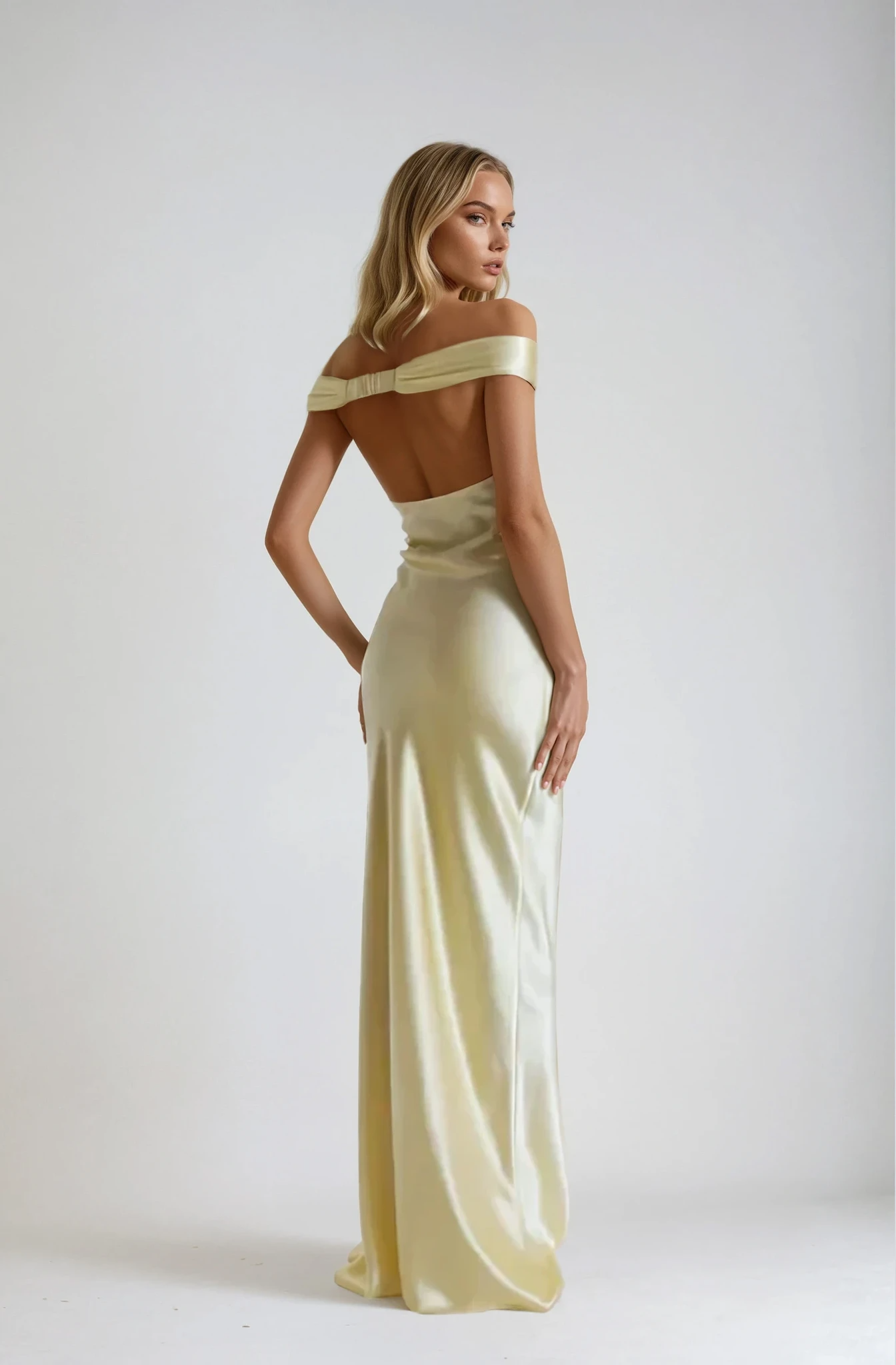 Abito da sposa a sirena con spalle scoperte e gonna svasata