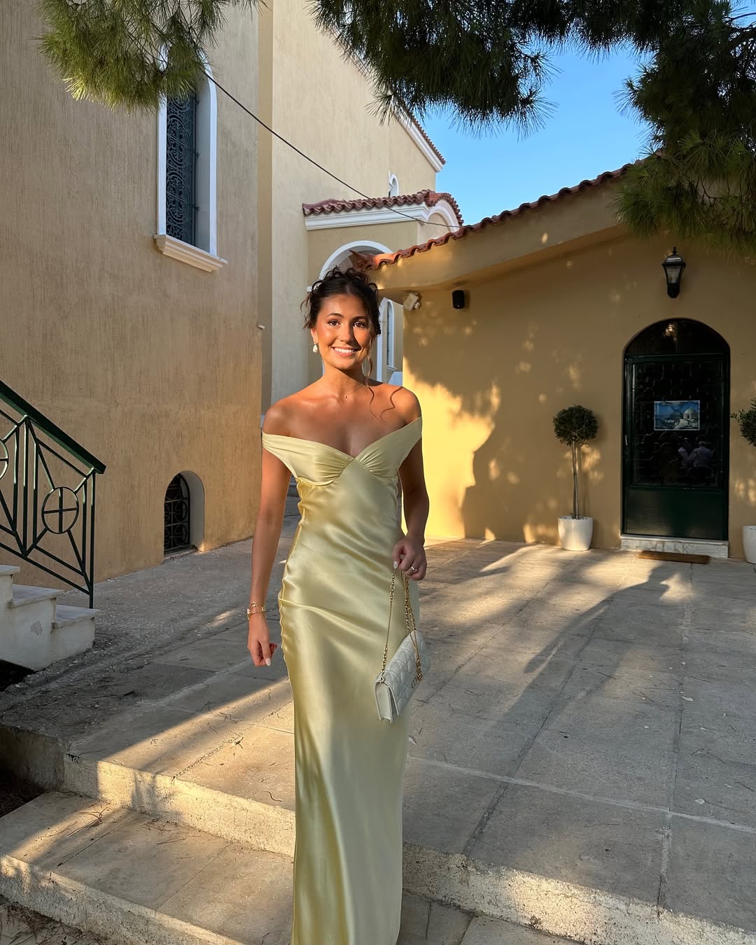 Abito da sposa a sirena con spalle scoperte e gonna svasata