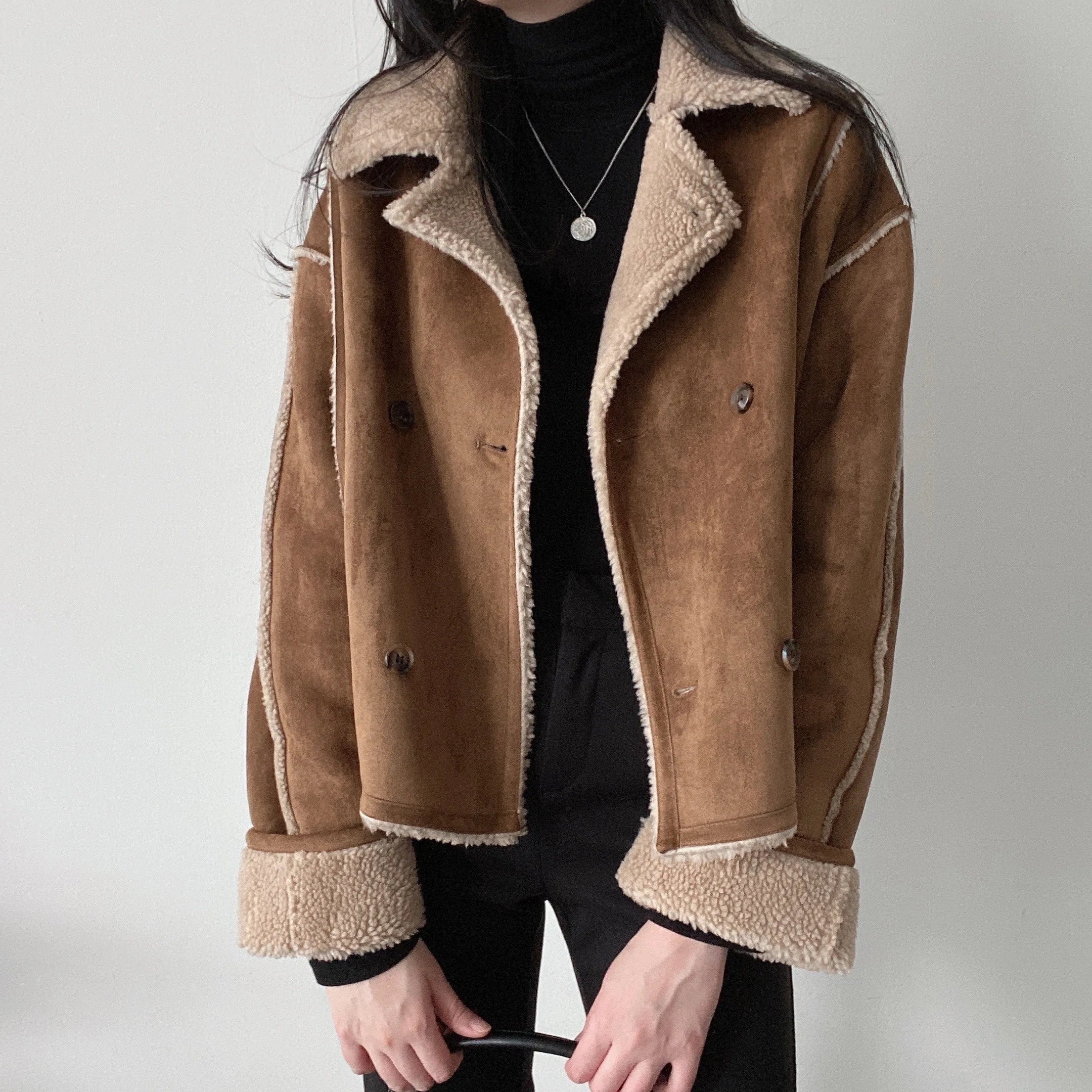Giacca donna effetto shearling con collo ampio e bottoni
