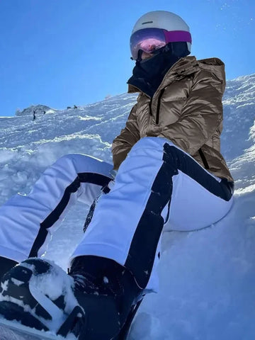 Piumino donna con cintura, cappuccio e zip frontale