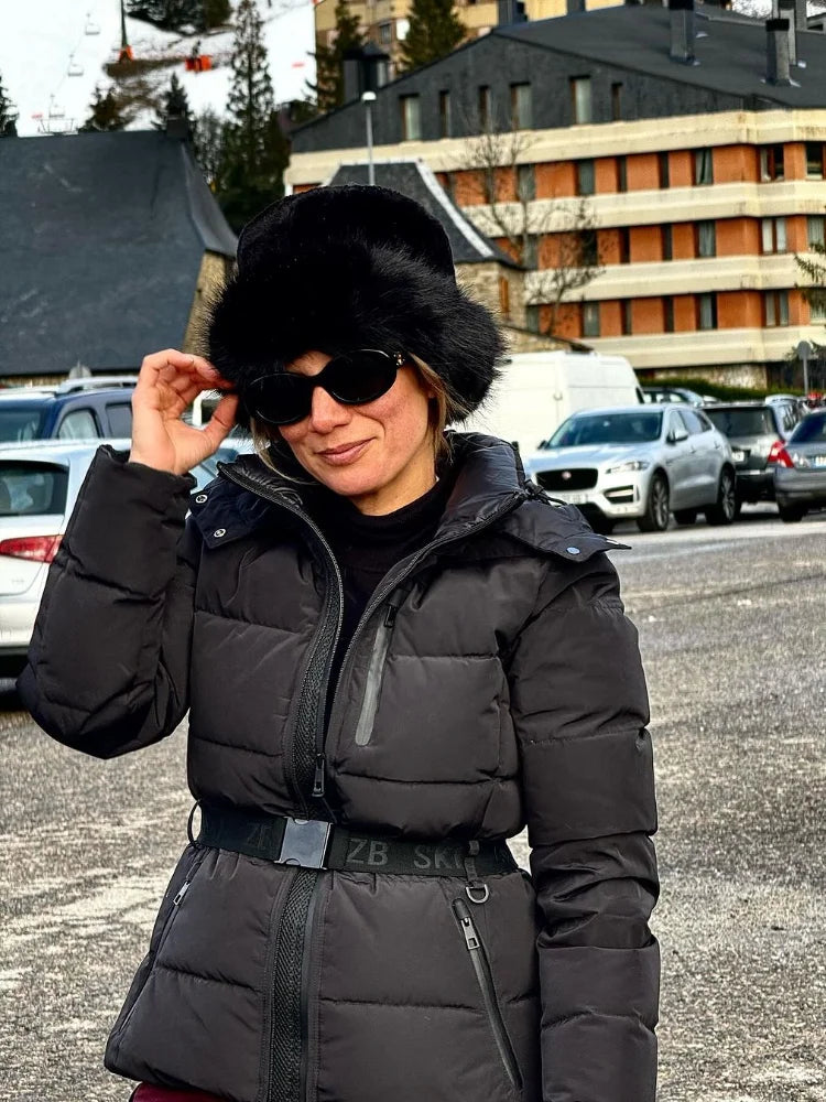 Piumino donna con cintura, cappuccio e zip frontale