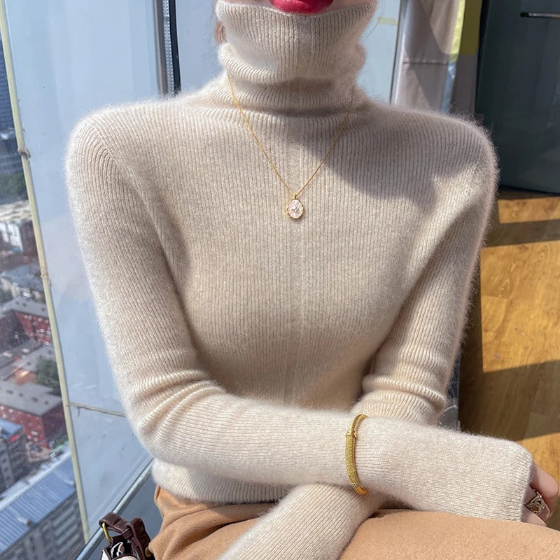 Maglione donna a collo alto con linea affusolata