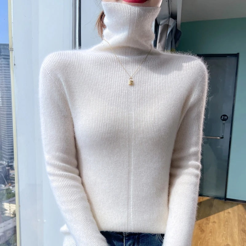 Maglione donna a collo alto con linea affusolata